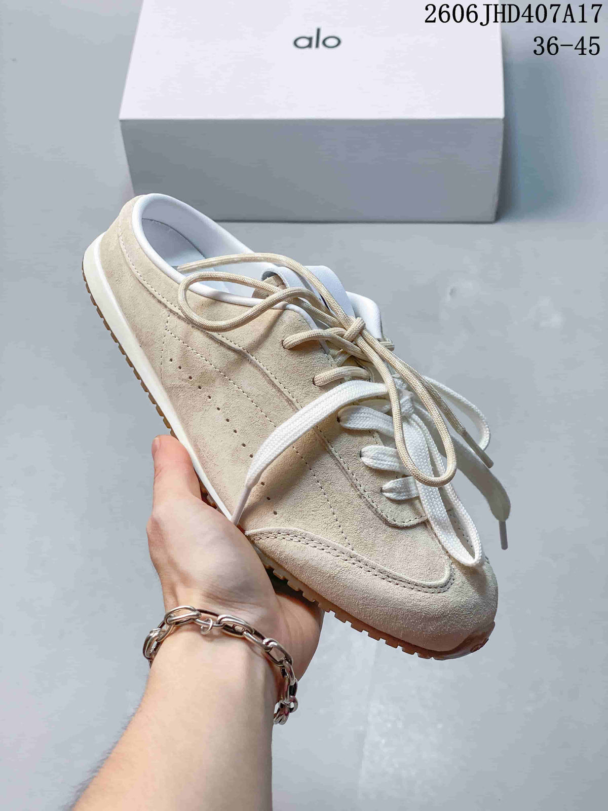 Alo Yoga Sunset Sneaker in Cream