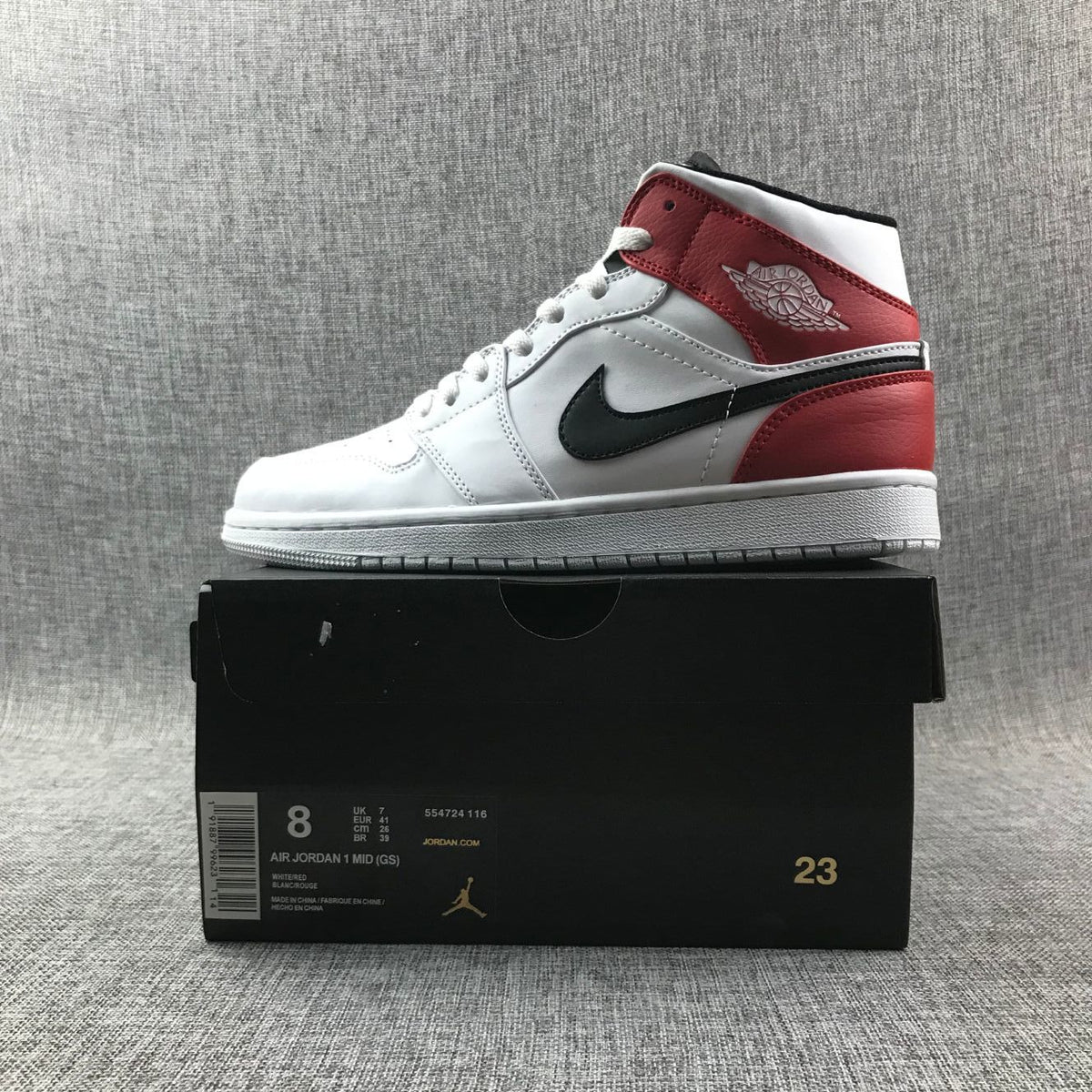 Side profile of the sneaker displayed on its box; the box label visibly shows EU 41 and style code 554724-116.