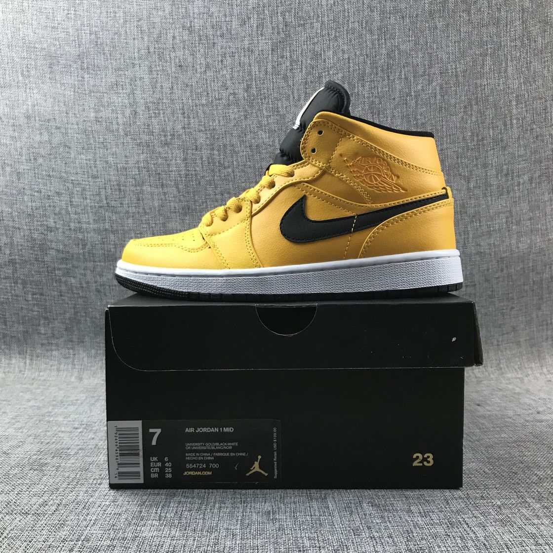 Sneaker displayed on a black box; the visible label reads Air Jordan 1 Mid, EU 40, and style code 554724 700.