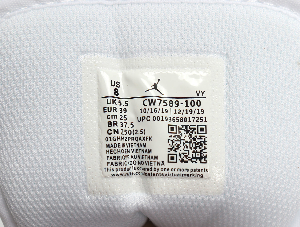 Inner sneaker label showing US 8, UK 5.5, EUR 39, CM 25, style code CW7589-100 and Vietnam origin text.