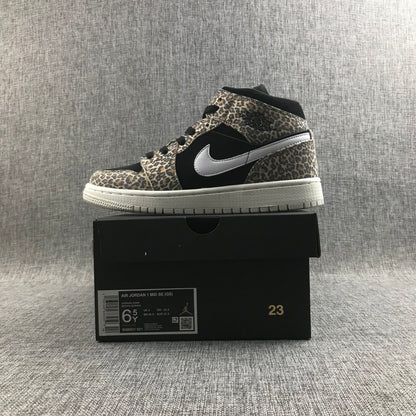 Side view of the sneaker displayed on a black box; the label shows Air Jordan 1 Mid SE (GS), style BQ6931-021, EU 37.5, and 23.5 cm.