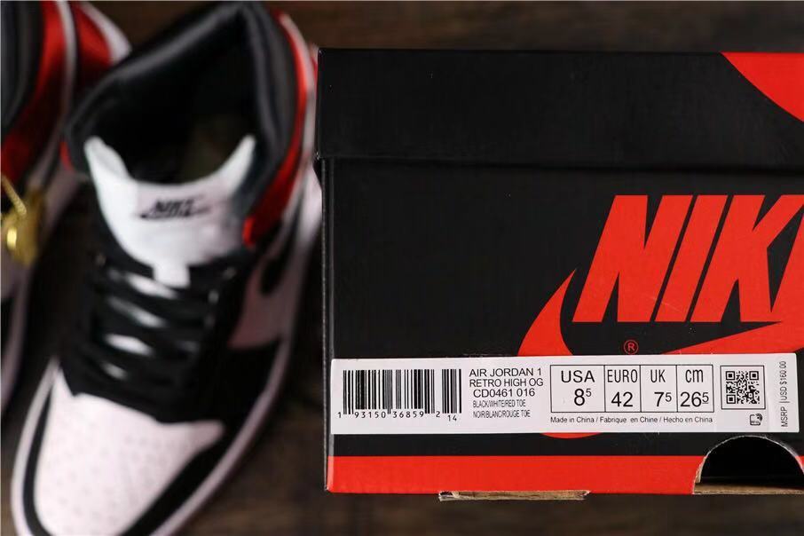 Shoe box label beside the sneakers showing USA 8, EUR 42, UK 7.5, and 26 cm.