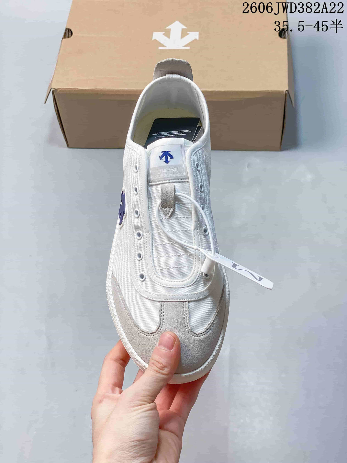 DESCENTE Chron Pacer CVS Retro T-Toe Sneakers, White/Grey