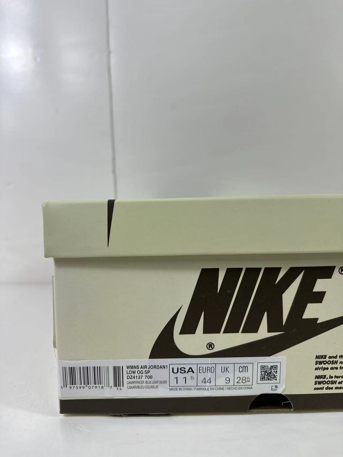 Shoebox label showing Air Jordan 1 Low, style code DZ4137-700, US 11.5, EU 44, UK 9 and CM 28.5.