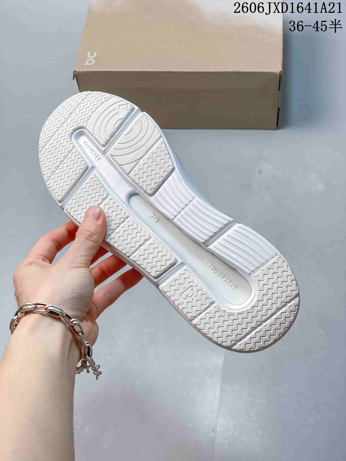 On The Roger White Low-Top Sneakers