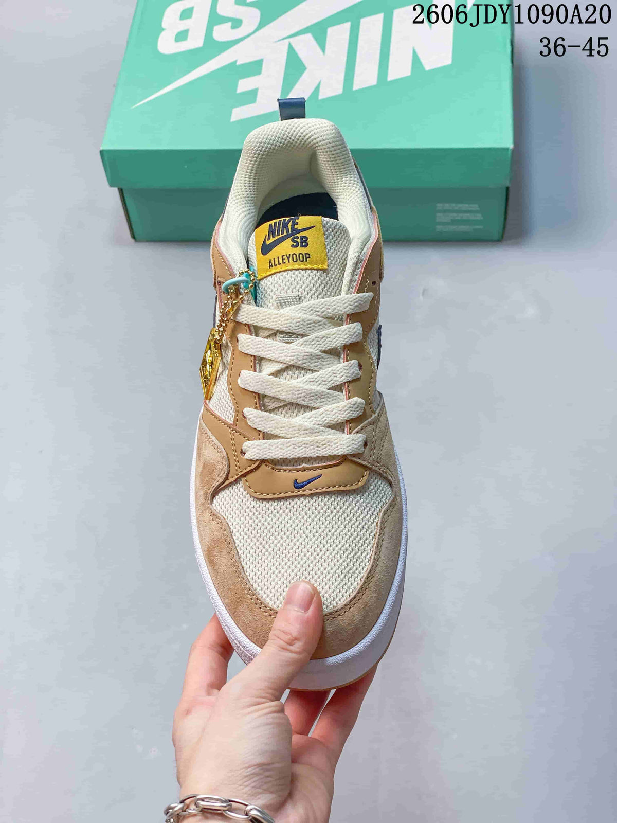 Nike SB Alleyoop Low-Top Skate Shoes, Tan and Navy