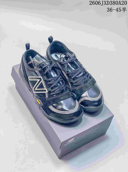 New Balance MT10O Low-Top Trail Sneakers in Navy
