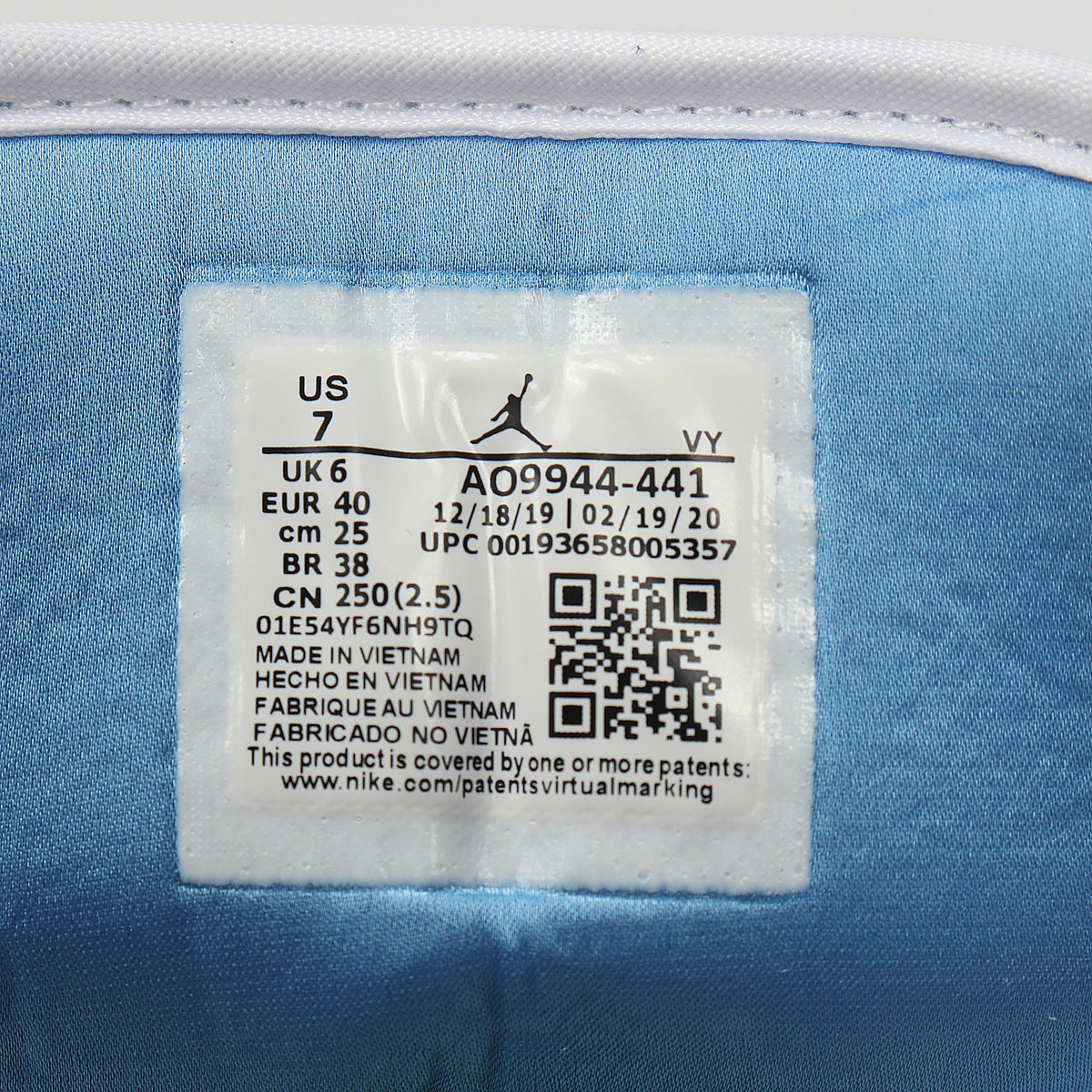 Interior size label showing US 7, UK 6, EUR 40, CM 25, and style code AO9944-441.