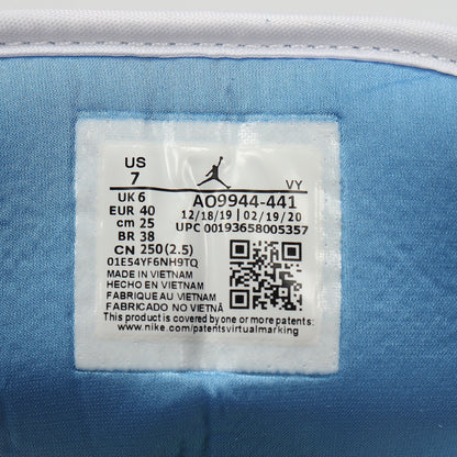 Interior size label showing US 7, UK 6, EUR 40, CM 25, and style code AO9944-441.
