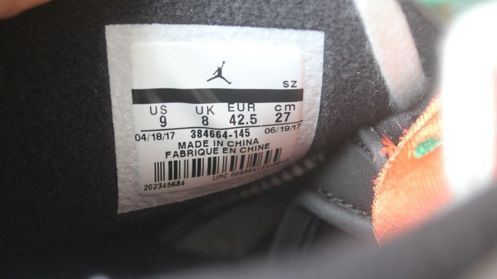 Interior size label showing US 9, UK 8, EU 42.5, 27 cm, and style code 384664-145.