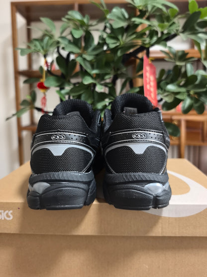 ASICS Gel-Cumulus 16 Sneakers Black and White