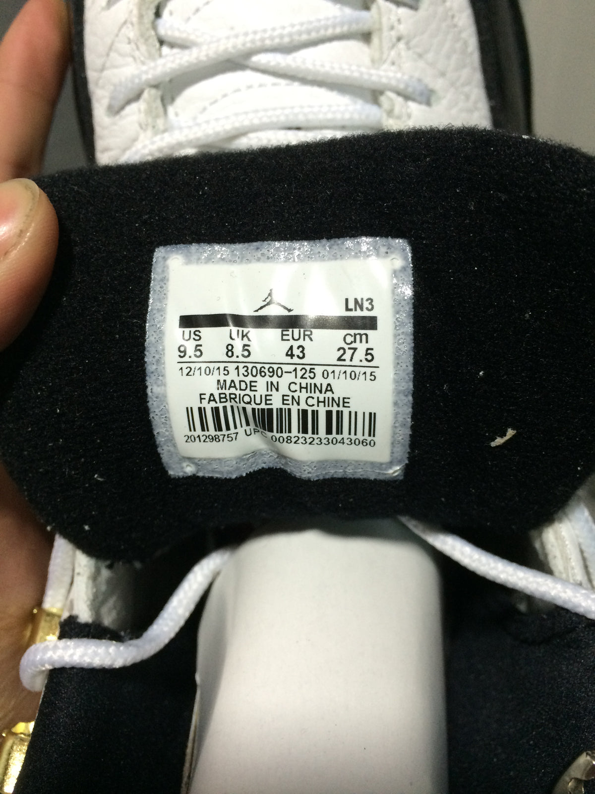 Interior tongue label showing US 9.5, UK 8.5, EUR 43, CM 27.5, and style code 130690-125.