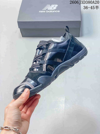 New Balance MT10O Low-Top Trail Sneakers in Navy