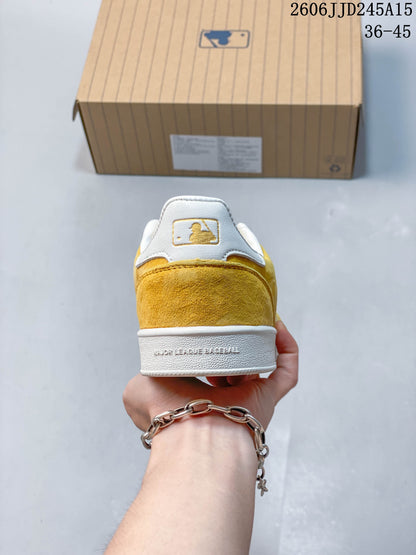 MLB New York Yankees Low-Top Sneakers in Yellow