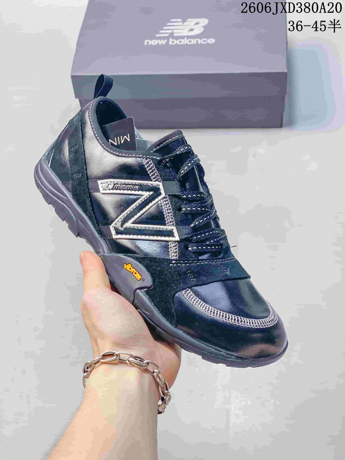 New Balance MT10O Low-Top Trail Sneakers in Navy