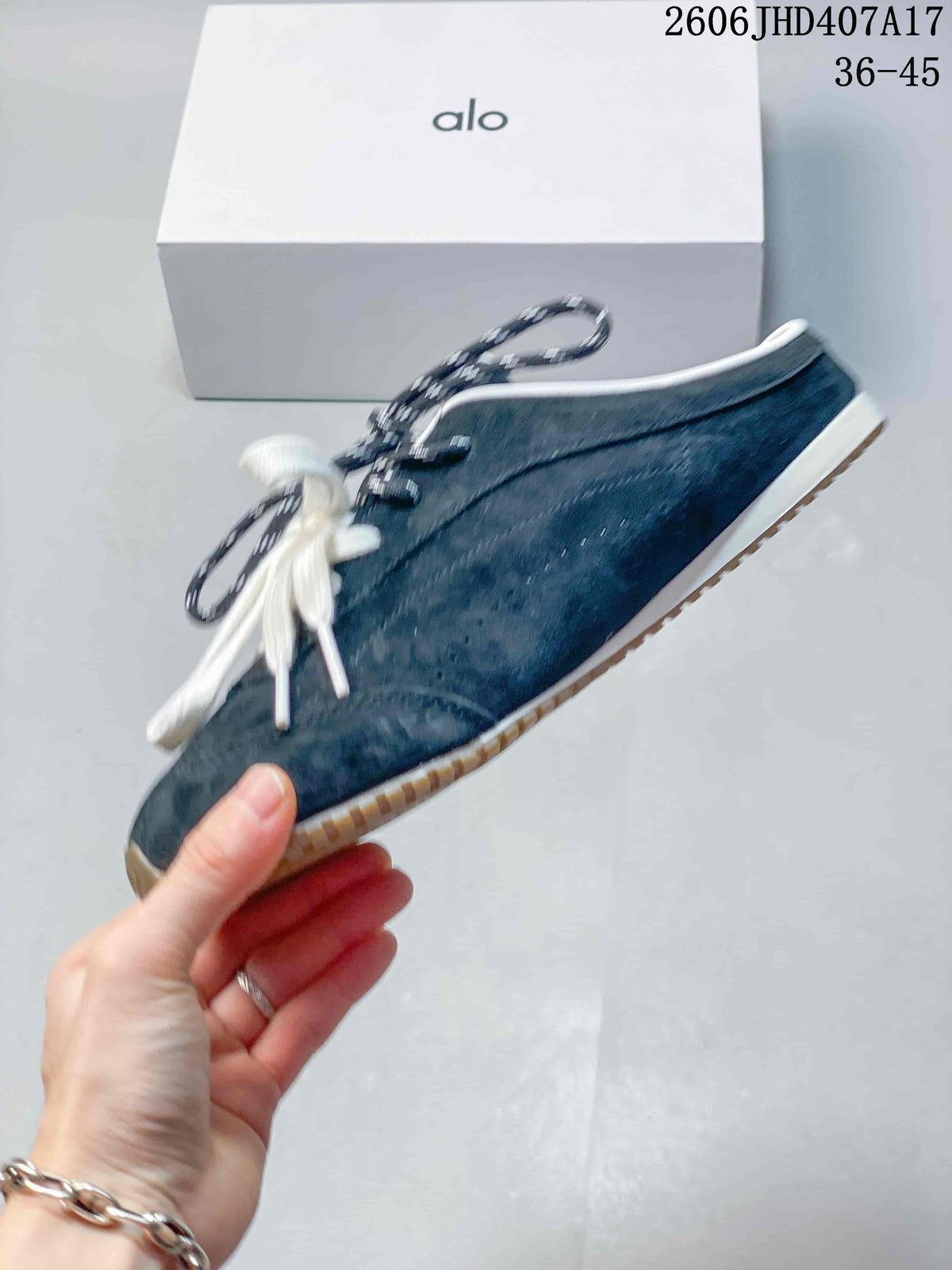 Alo Yoga Sunset Sneaker in Navy