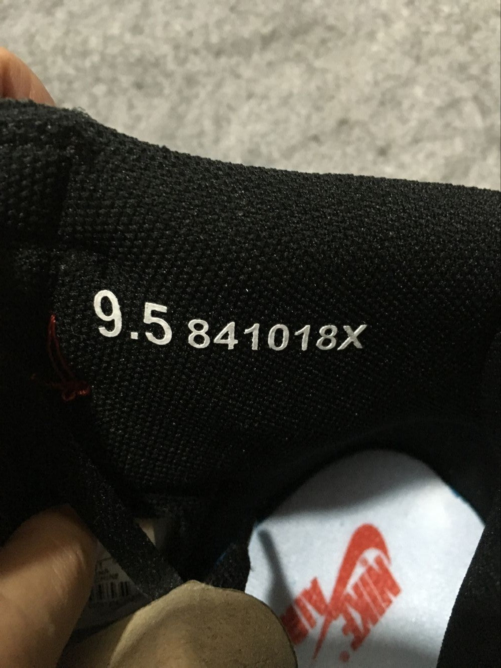 Close-up of the tongue label showing the photographed sample size 9.5 and the code 841018X.