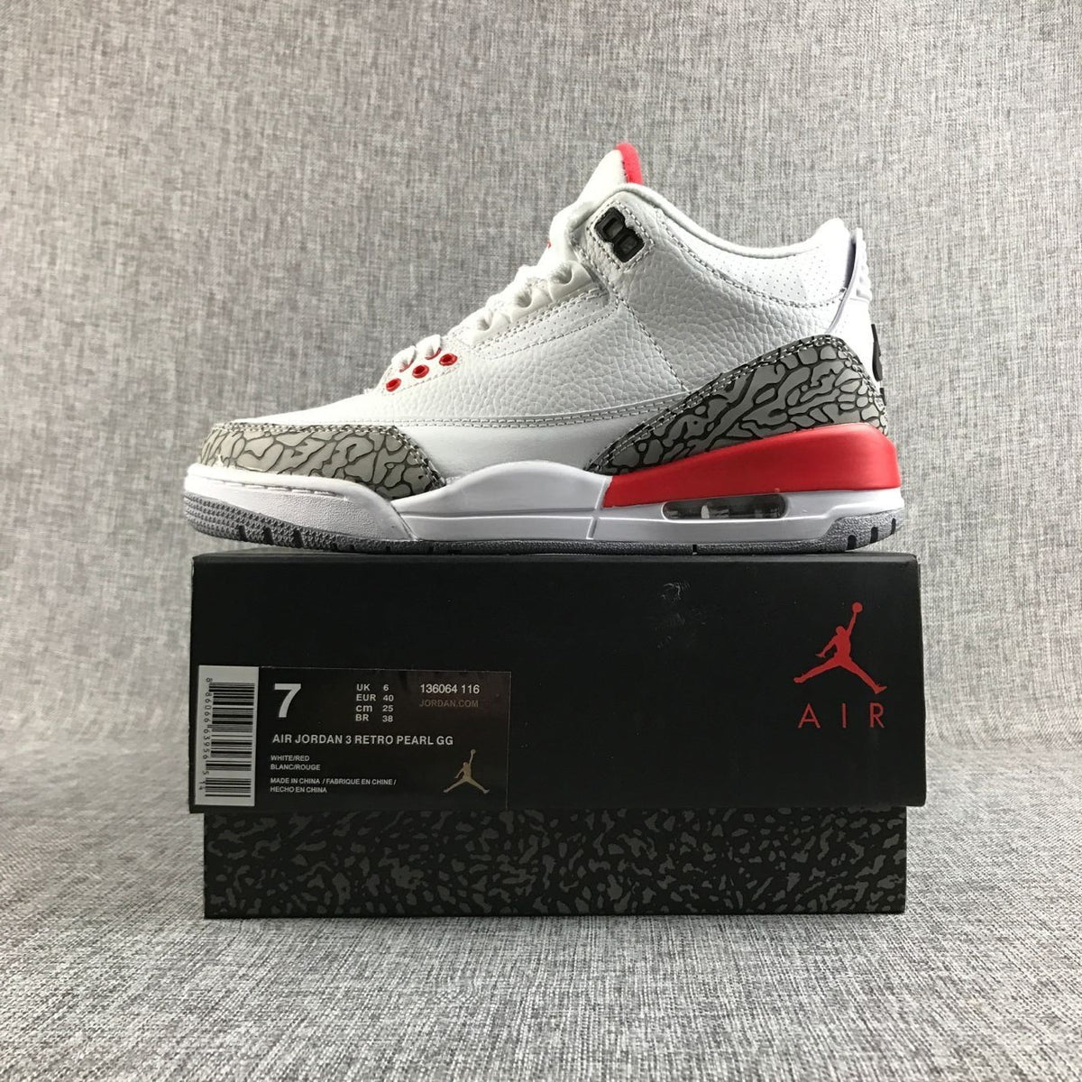 Sneaker displayed on its box; box label shows style code 136064 116 and size 7 US, EU 40