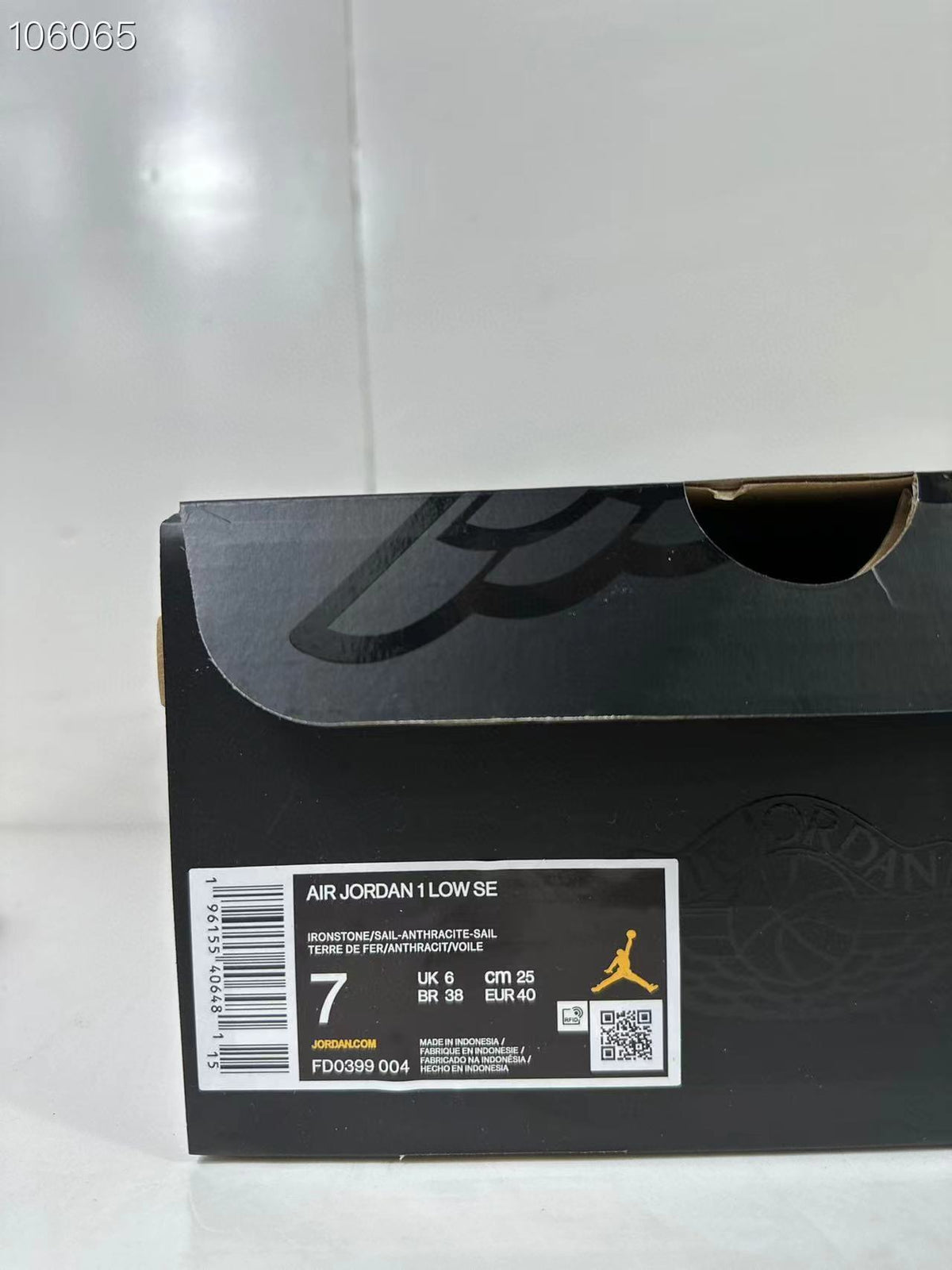 Black shoe box with a product label reading AIR JORDAN 1 LOW SE, style code FD0399 004, EU 40, UK 7 and CM 25.
