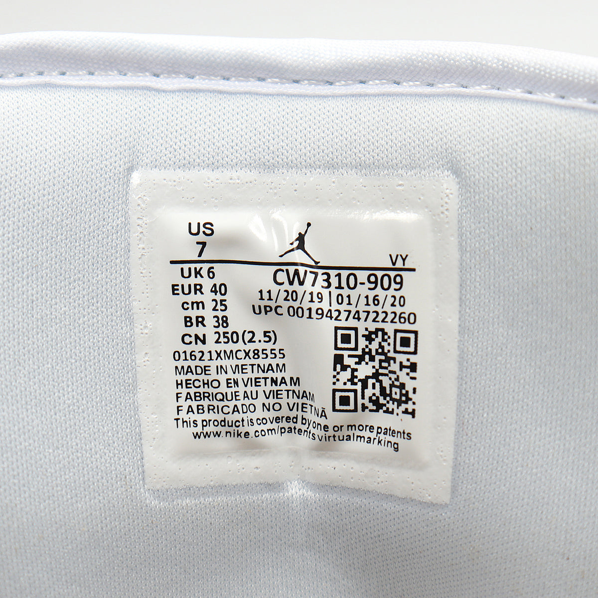 Interior size label showing US 7, UK 6, EUR 40, and CM 25 for style CW7310-909.