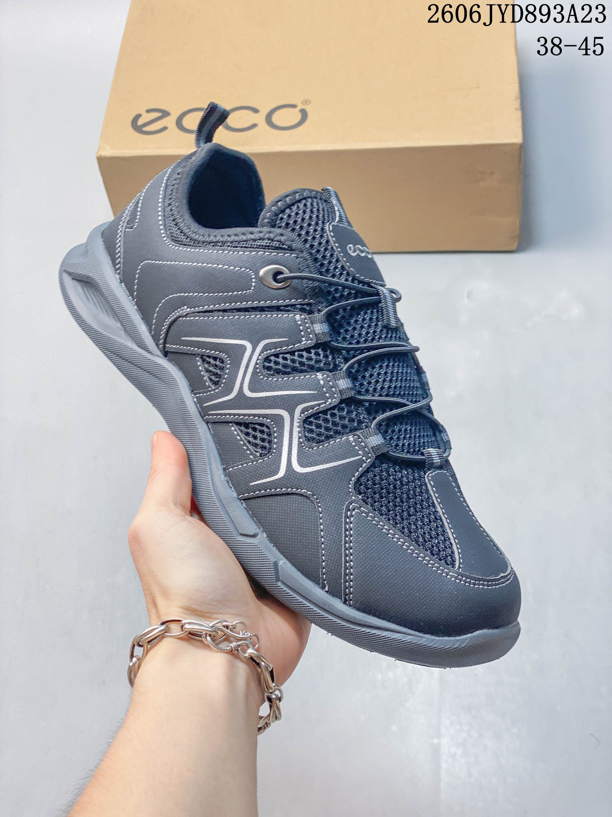 ECCO Sko Low-Top Hiking Shoes in Gray