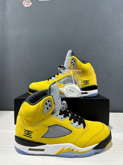 Yellow sneaker pair with an additional lace set visible in packaging.