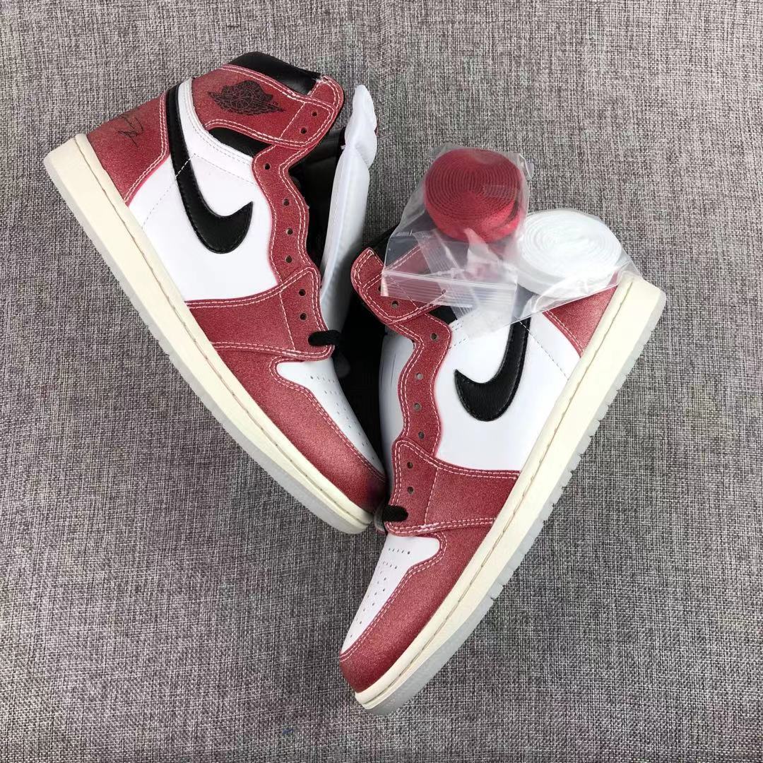 Overhead view of the pair with red and white spare laces in a clear bag.