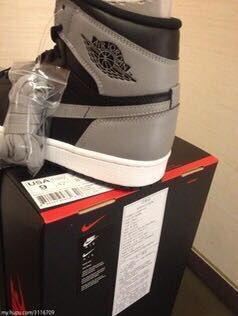 Rear and side view of the sneaker with ankle branding and the shoebox label visible.
