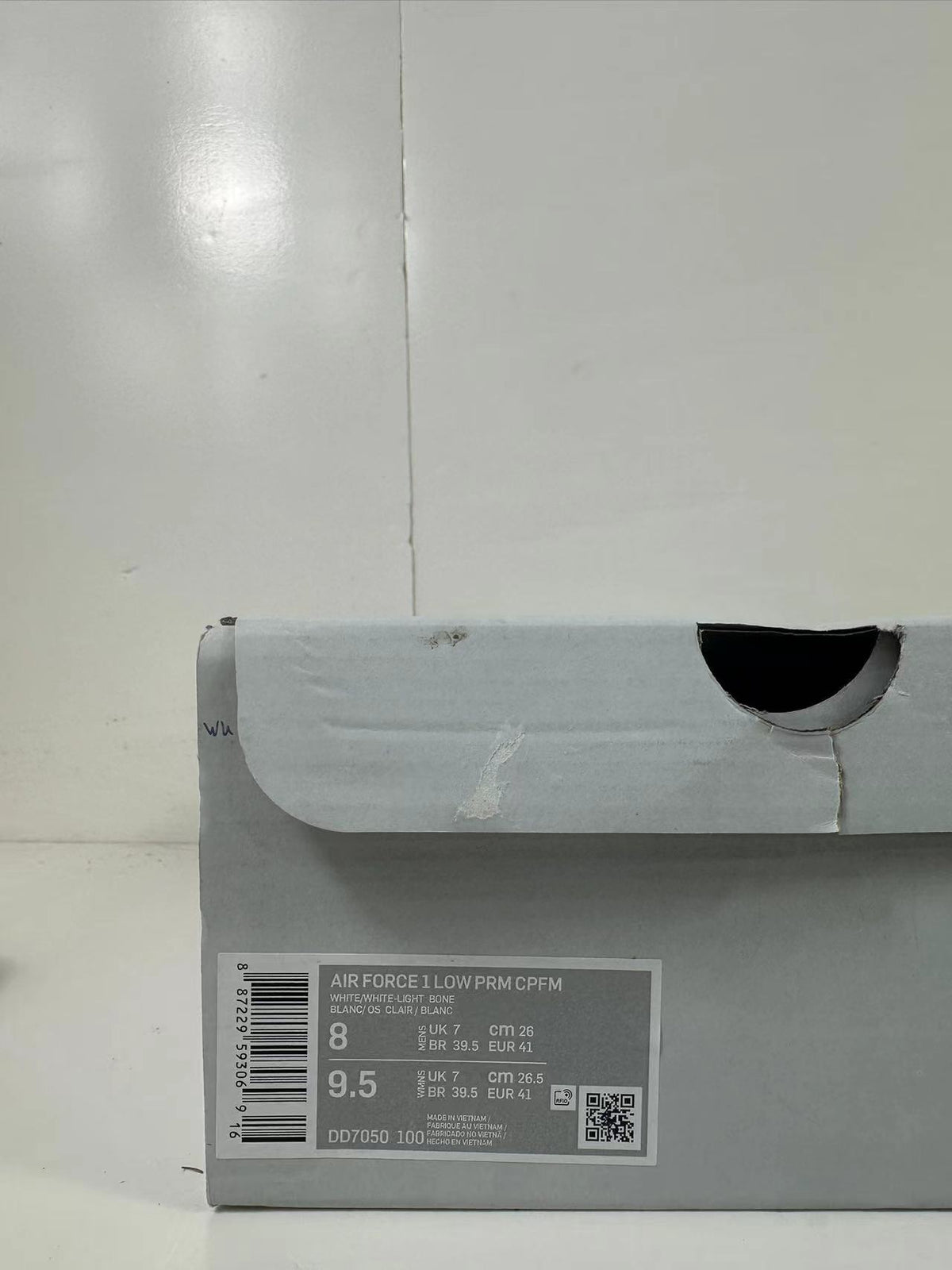 Shoebox label showing Air Force 1 Low identification, style code DD7050-100, and sample sizes.