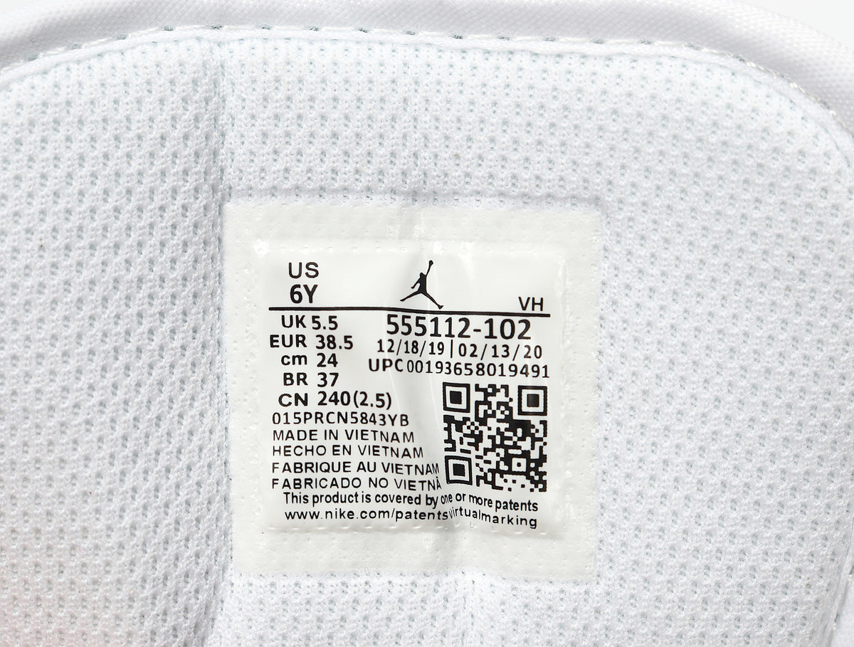 Interior size label showing US 6Y, UK 5.5, EUR 38.5, CM 24, and product code 555112-102.