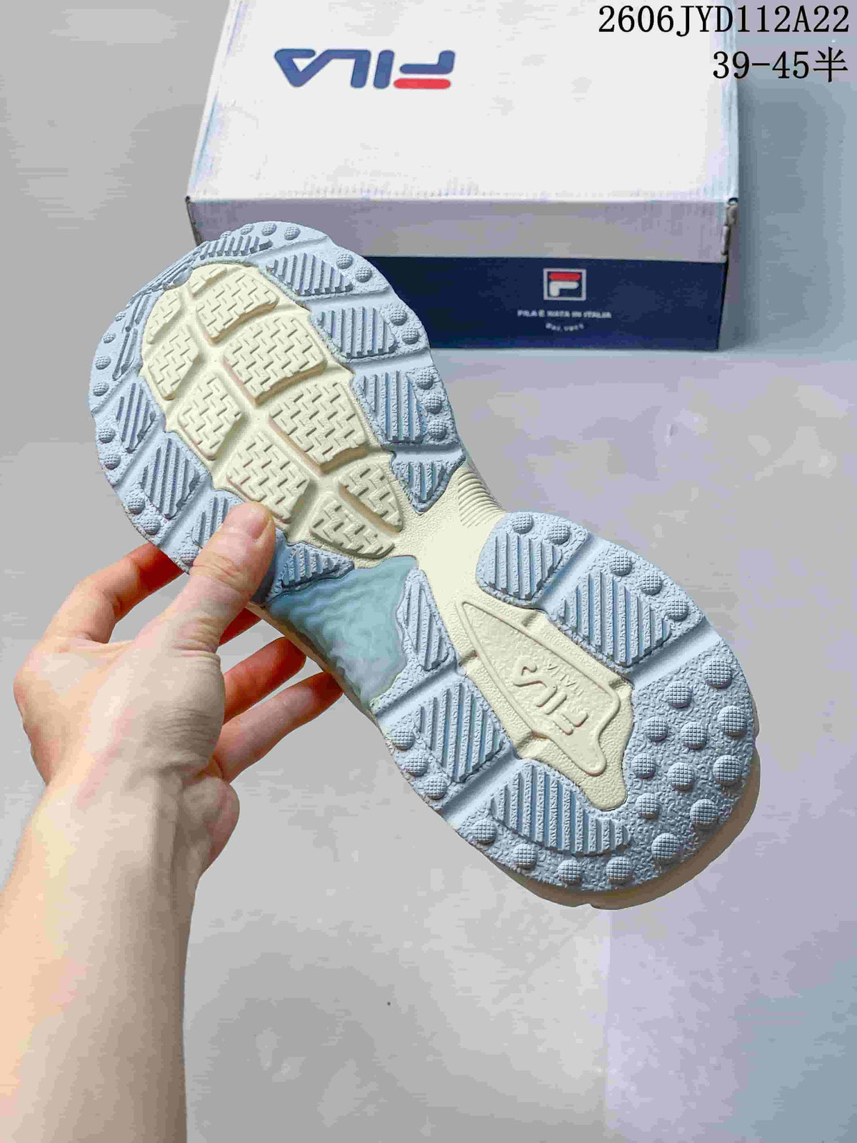 FILA 612520ASUOI Retro Sneakers, White and Blue