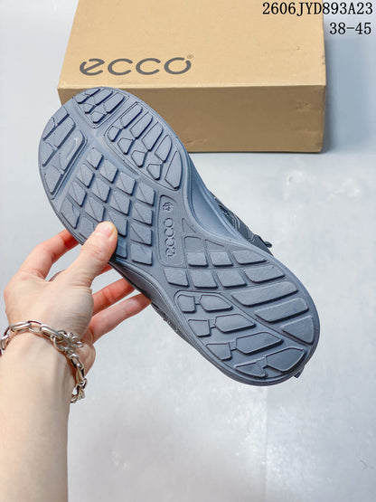 ECCO Sko Low-Top Hiking Shoes in Gray