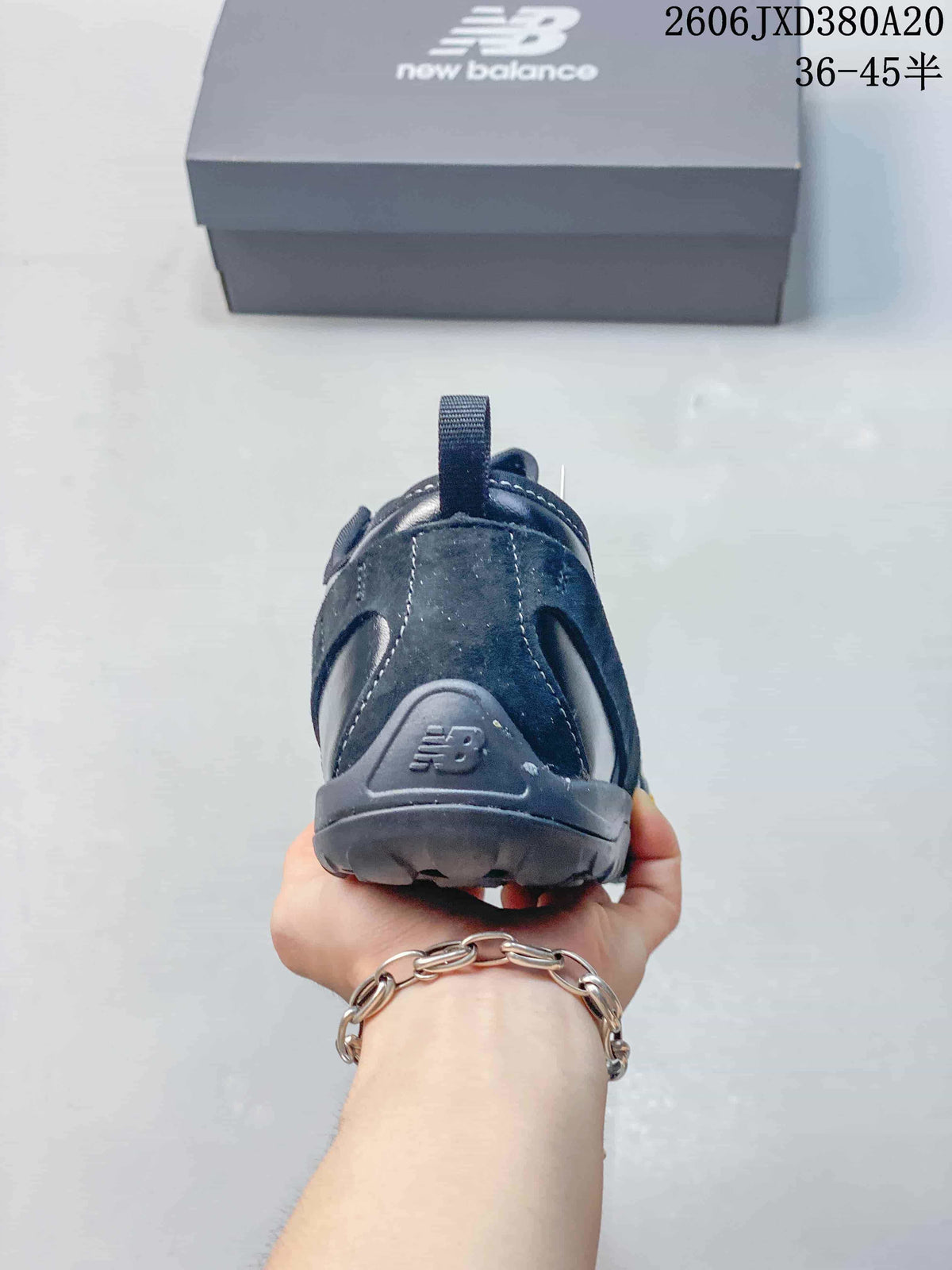 New Balance MT10O Low-Top Trail Sneakers in Navy