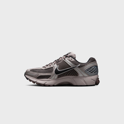 Nike Zoom Vomero 5 - College Grey / Black / Cave Stone