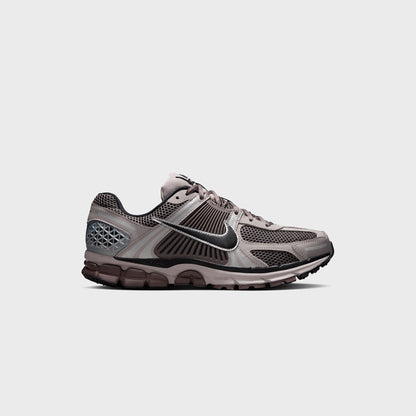 Nike Zoom Vomero 5 - College Grey / Black / Cave Stone