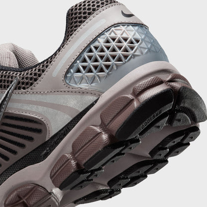 Nike Zoom Vomero 5 - College Grey / Black / Cave Stone