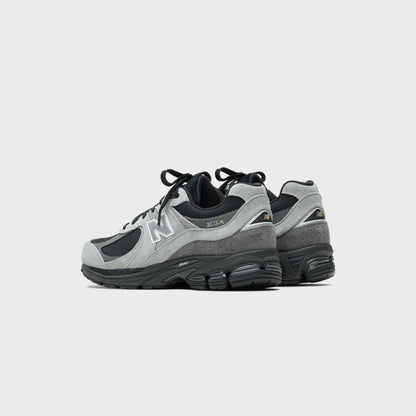 New Balance 2002R - Black / Silver Metallic
