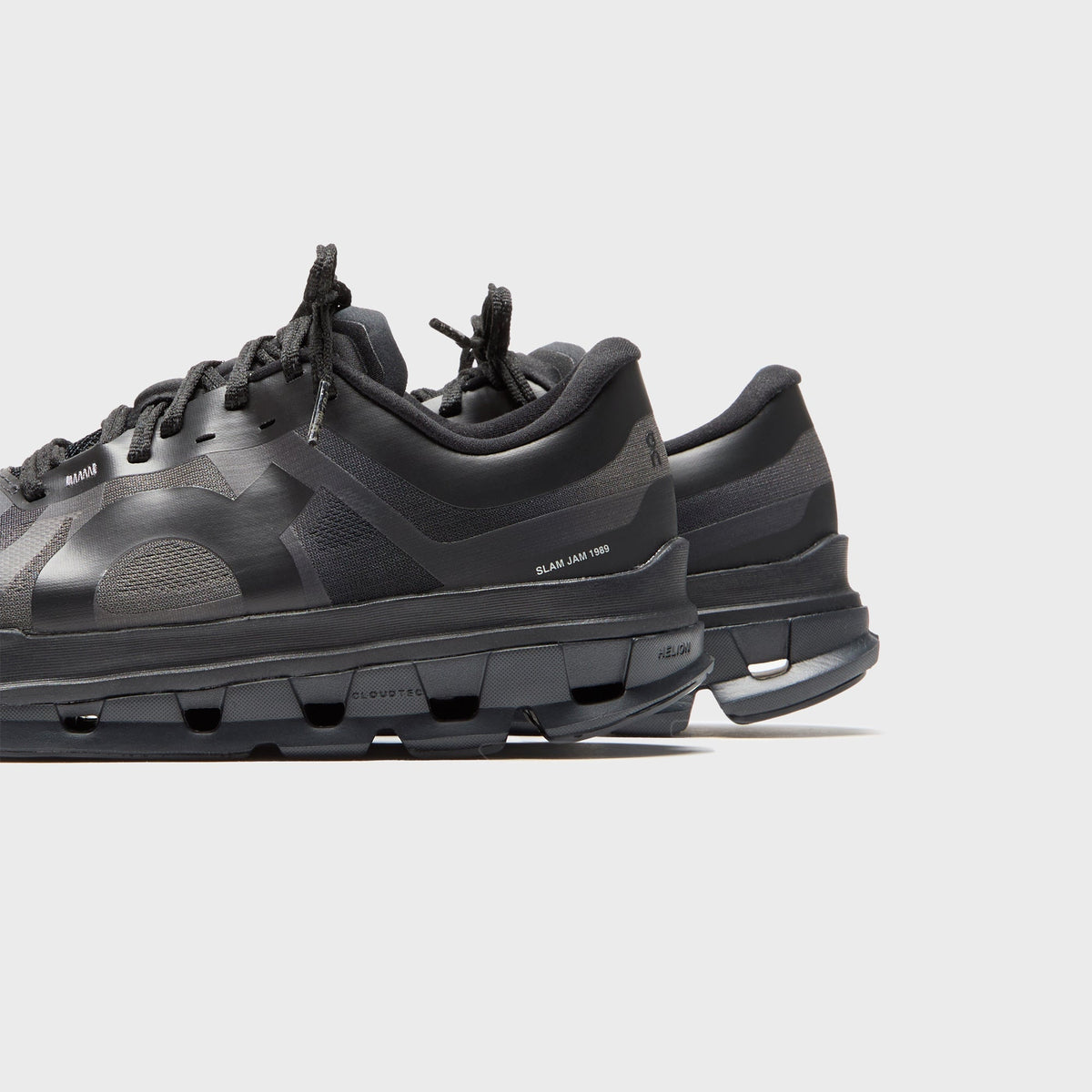 On Running x SLAM JAM Cloud 5 - Gull / Black