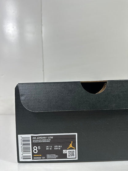 Black shoebox label showing AIR JORDAN 1 LOW, style code 553558 131, and EU 42 sample size.