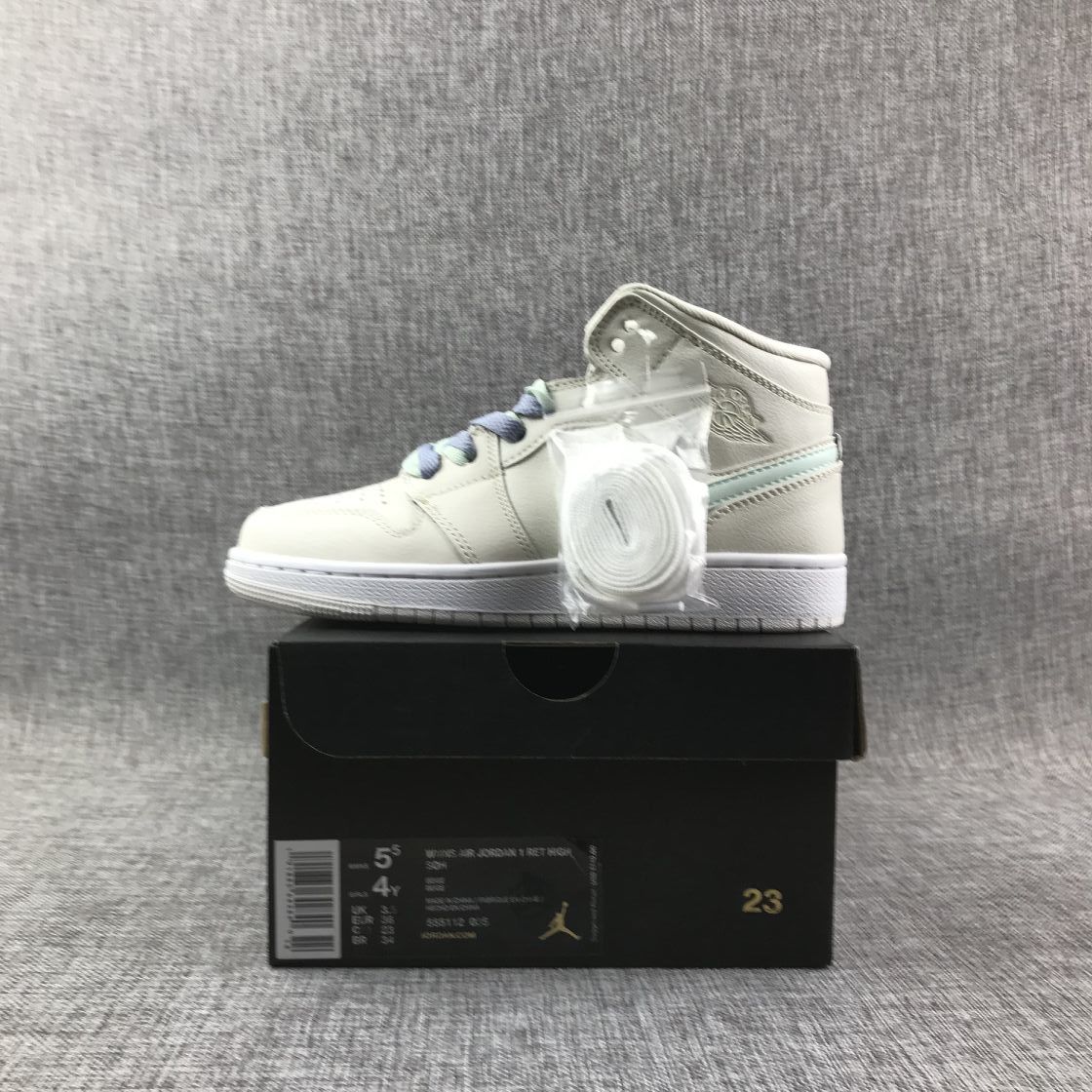 Product photo showing a sneaker on a black shoebox with an attached spare white lace pack; the visible label includes 5Y sizing information.