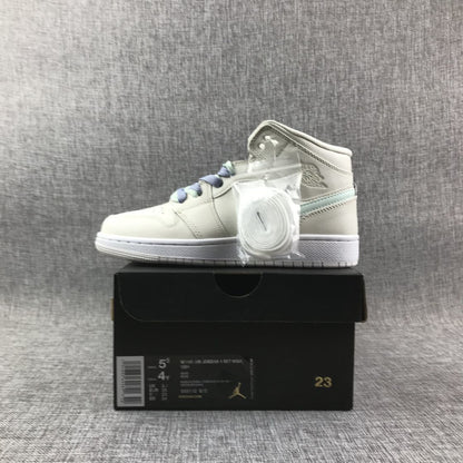 Product photo showing a sneaker on a black shoebox with an attached spare white lace pack; the visible label includes 5Y sizing information.