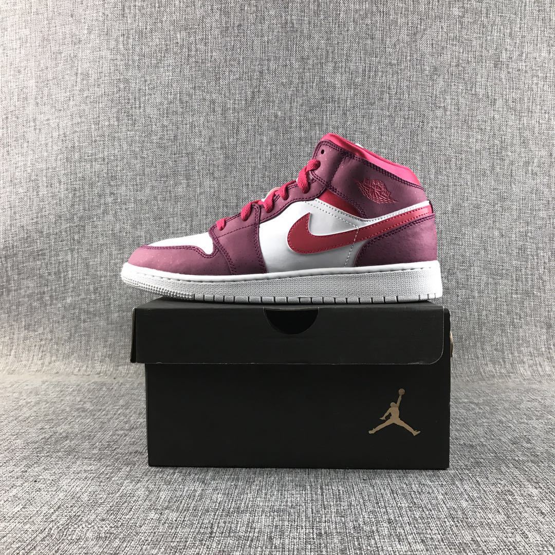 Single sneaker displayed on a black shoebox.