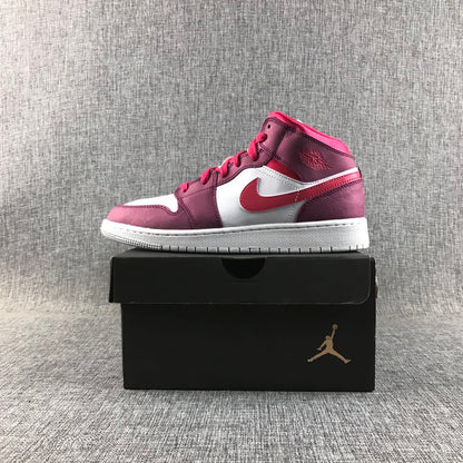 Single sneaker displayed on a black shoebox.