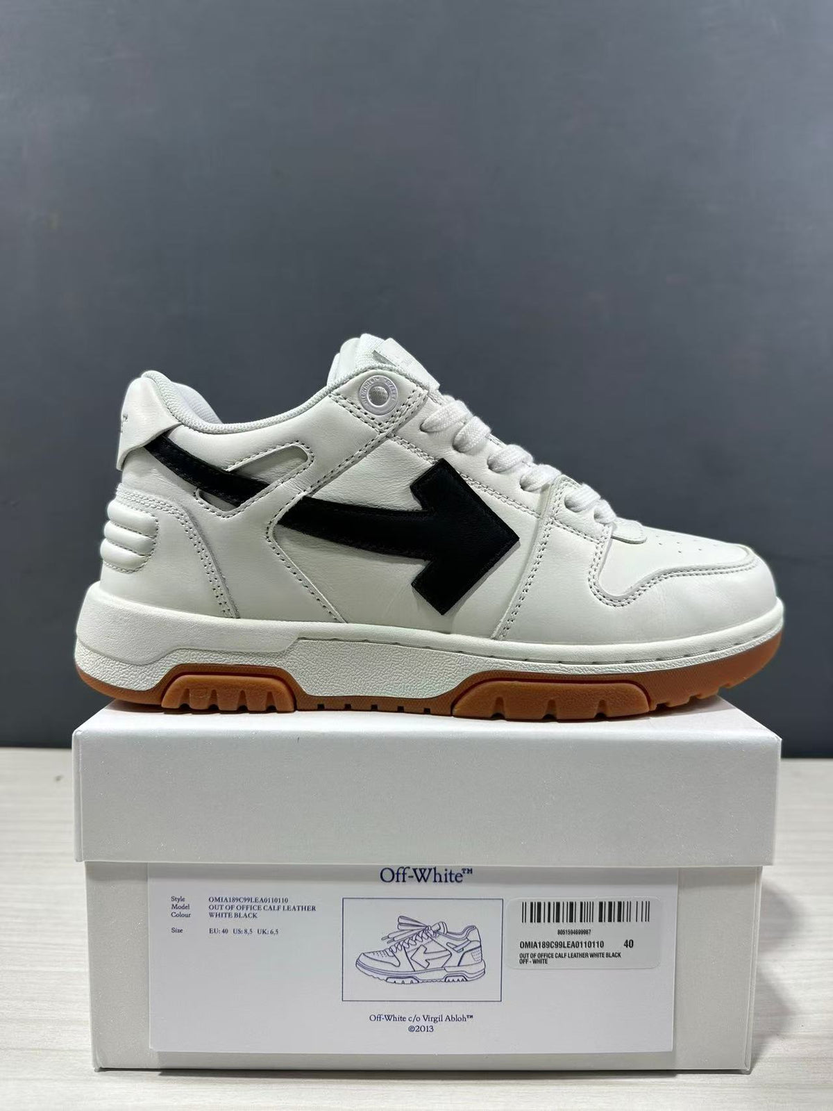 Side profile with the product box label visible, including style information and a photographed EU 40 sample size.