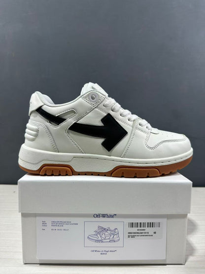 Side profile with the product box label visible, including style information and a photographed EU 40 sample size.