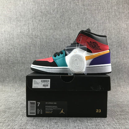 Sneaker displayed on a black shoebox with a visible label, extra white laces and box size markings.