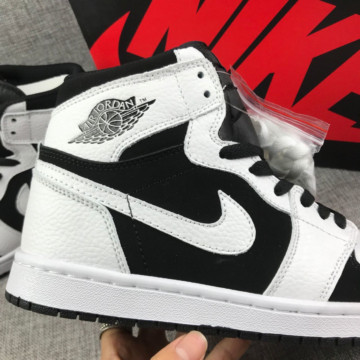 Close-up of the side panels, Swoosh and ankle emblem