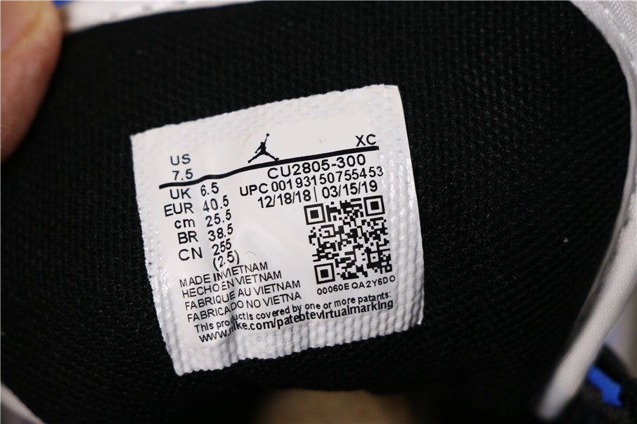 Interior size label showing US 7.5, UK 6.5, EUR 40.5, CM 25.5, style code CU2805-300 and Vietnam manufacturing text.