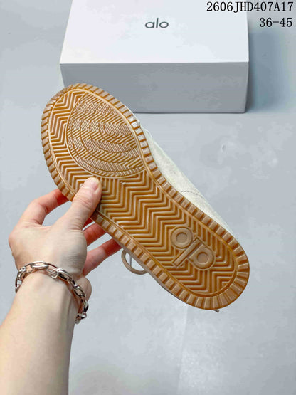 Alo Yoga Sunset Sneaker in Cream