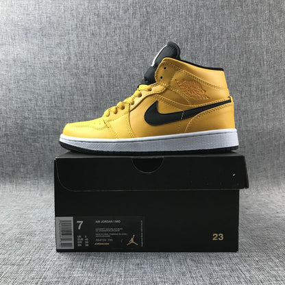 Sneaker displayed on a black box; the visible label reads Air Jordan 1 Mid, EU 40, and style code 554724 700.